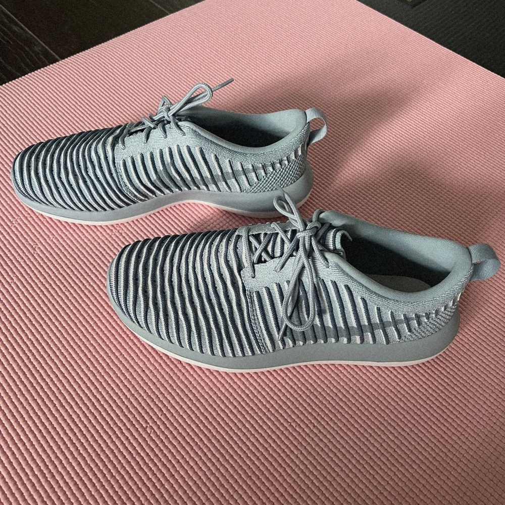 Light blue Nike textured waved sneakers